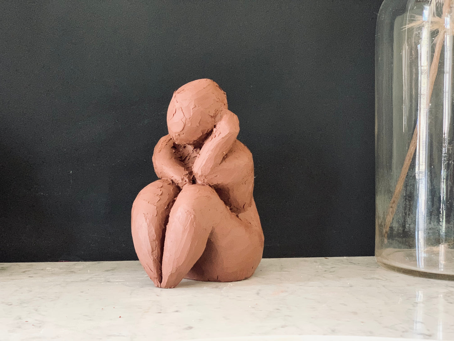 Femme dans ses pensées en grès ocre