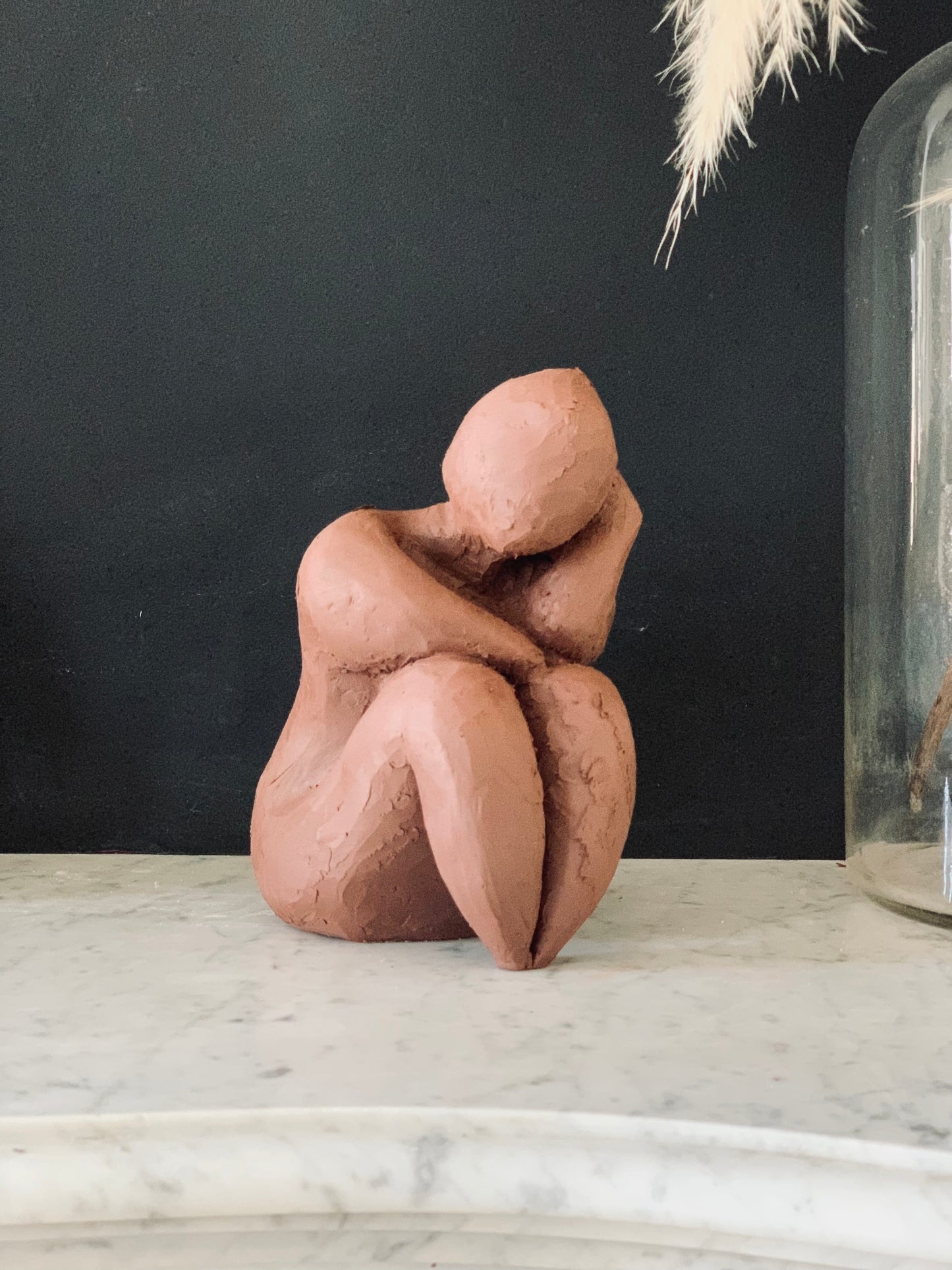 Femme dans ses pensées en grès ocre