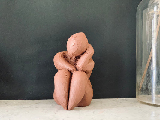 Femme dans ses pensées en grès ocre