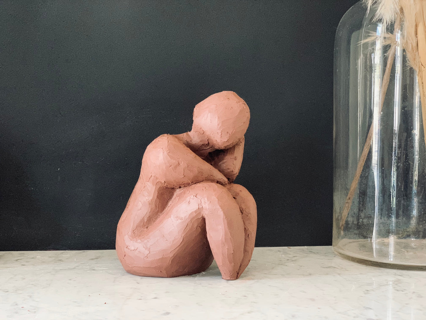 Femme dans ses pensées en grès ocre